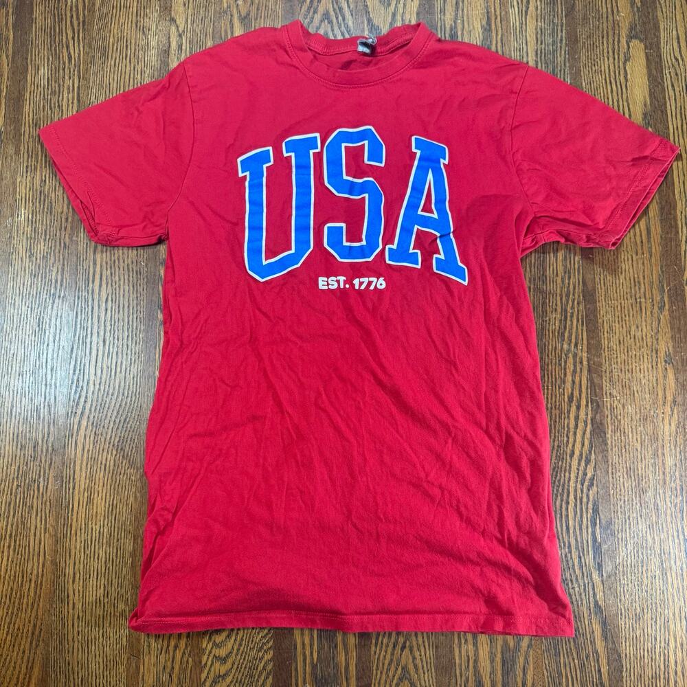 USA Red Men’s T-Shirt Blue Lettering Across Chest 100% Cotton Size Medium